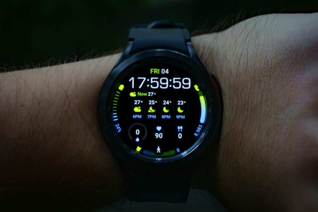 Smart Glasses vs Smartwatches